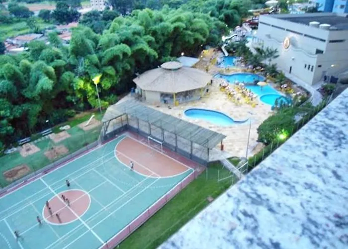 Flat Golden Dolphin Grand Hotel - Quarto E Sala Com Roupa De Cama E Banho - Piscinas 24H