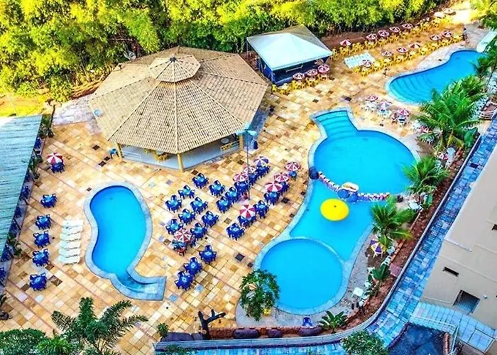 Flat Golden Dolphin Grand Hotel - Quarto E Sala Com Roupa De Cama E Banho - Piscinas 24H